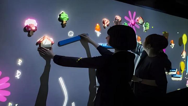 投影互动墙在企业展厅中的价值与应用 重新定义沉浸式品牌体验